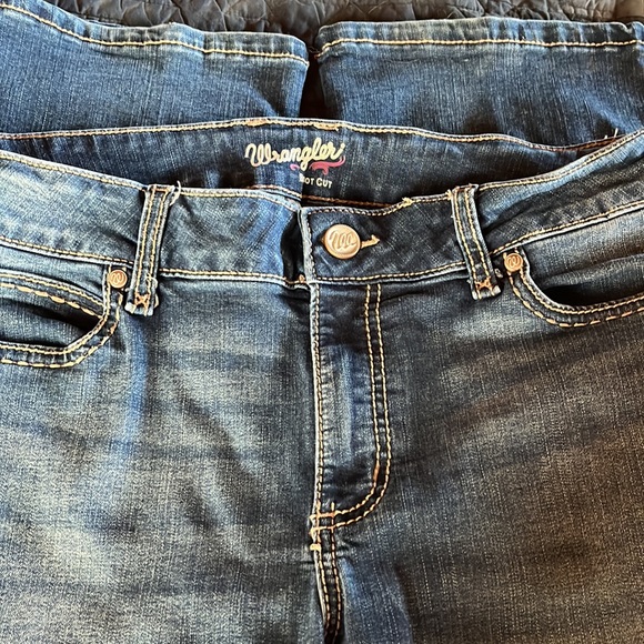 Wrangler boot cut 32” inseam - Picture 2 of 9